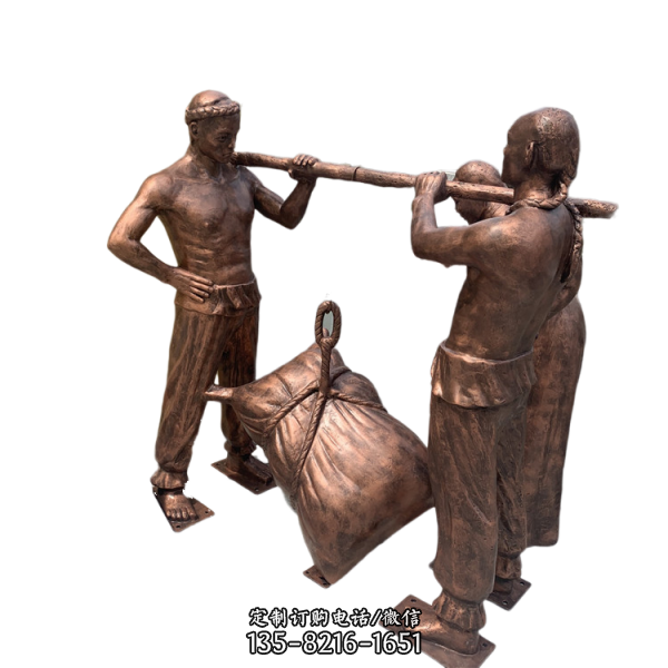 称粮食情景雕塑，两个人用扁担把粮食抬起来称重