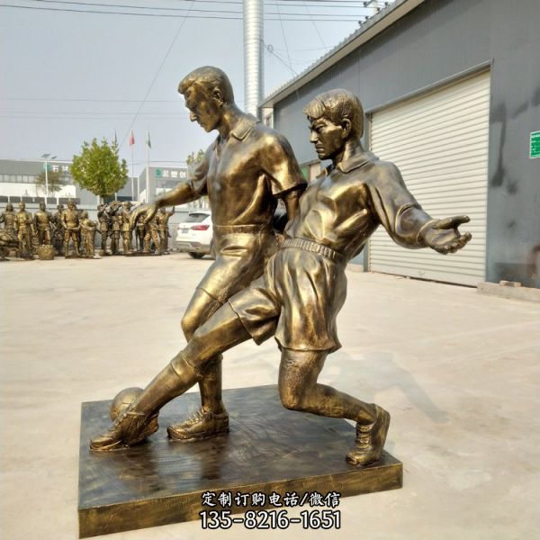 广场校园摆放玻璃仿铜踢足球运动人物雕塑（2）