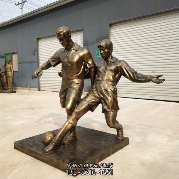 广场校园摆放玻璃仿铜踢足球运动人物雕塑（1）