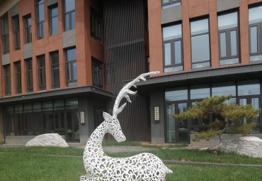 鹿之光——不锈钢镂空雕塑