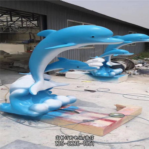 海豚玻璃钢雕塑是一件以海洋馆为背景的景观雕塑。这件…