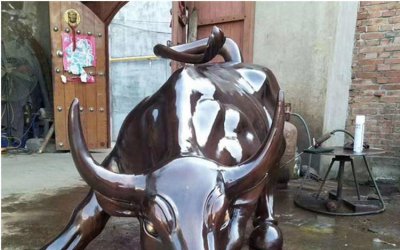 仿铜玻璃钢农耕牛是一件独特的艺术品。它具有色泽美观…