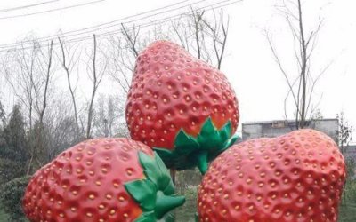 精美草莓景观摆件是一种大型玻璃钢彩绘仿真草莓景观摆…