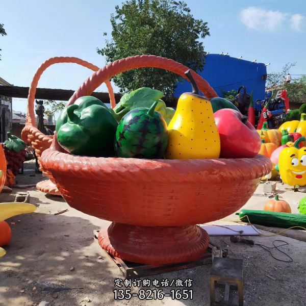 农场玻璃钢彩绘果篮里的仿真蔬菜水果雕塑（1）