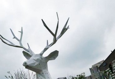 城市生活不锈钢鹿雕塑