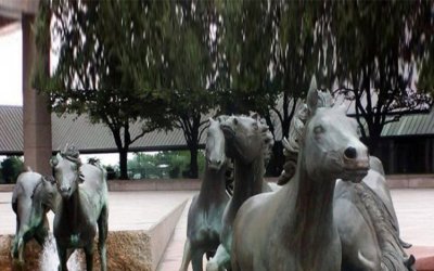 精美仿铜马群雕塑是景区广场喷泉的绝佳装饰。千姿百态…