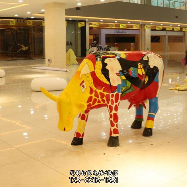 商场室内摆放玻璃钢彩绘牛动物雕塑