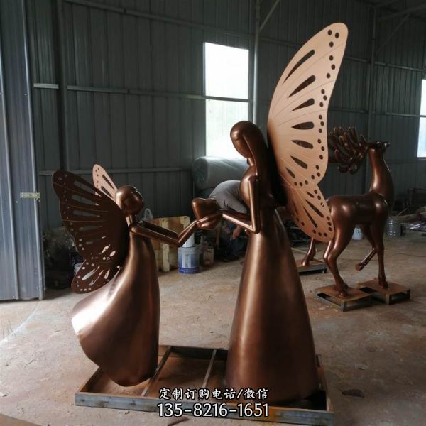 仿铜翅膀天使雕塑是商场影院户外摆放的雕塑装置，其外…