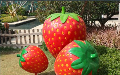 草莓雕塑：传播友善与爱心的概念
