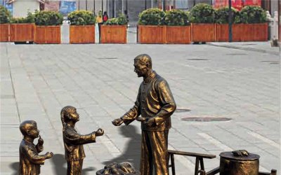 装饰步行街的儿童玻璃钢仿铜小吃雕塑