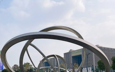 圆形齿轮雕塑，为广场增添独特色彩