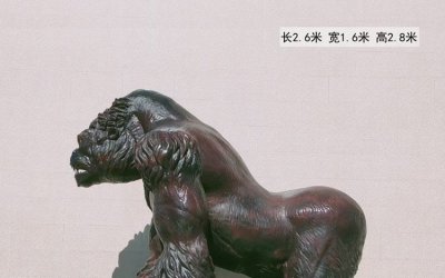 游乐园欢乐大猩猩是一种仿真的动物雕塑，它摆放在游乐…