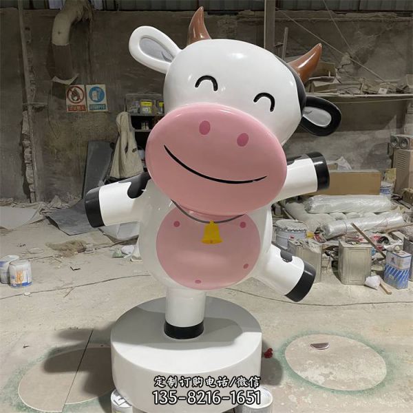 由玻璃钢卡通制作而成的商场小奶牛雕塑，是商场幼儿园…