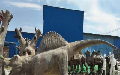 大型恐龙雕塑，构筑游乐园气氛