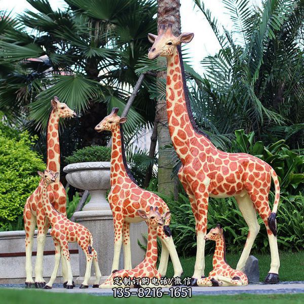 玻璃钢长颈鹿雕塑 -游乐园草坪摆放玻璃钢彩绘长颈鹿景观小品（1）