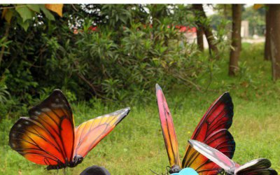 仿真蝴蝶雕塑是一款以蝴蝶为原型，由玻璃钢和彩绘工艺…