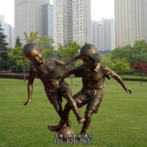 玻璃钢仿铜体育运动人物 户外校园景观踢足球打篮球雕塑（1）