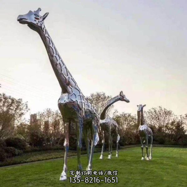 景区草地摆放大型不锈钢几何创意长颈鹿动物雕塑