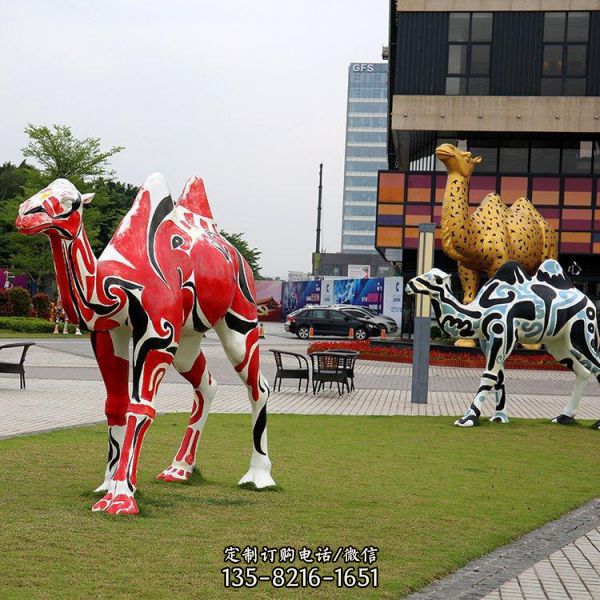 广场草坪摆放大型玻璃钢彩绘骆驼雕塑