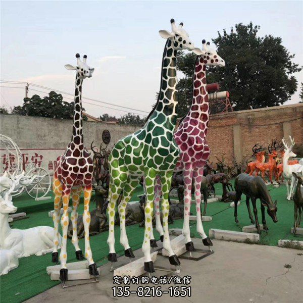 彩绘大型玻璃钢卡通长颈鹿雕塑动物园小品
