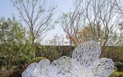 精美的不锈钢镂空花朵雕塑，洁白如雪、花朵般的形状，…