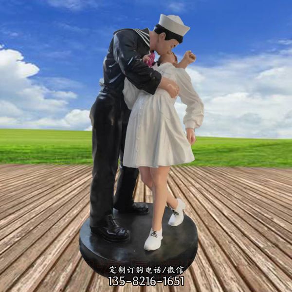 爱恋万岁：情侣接吻玻璃钢彩绘雕塑