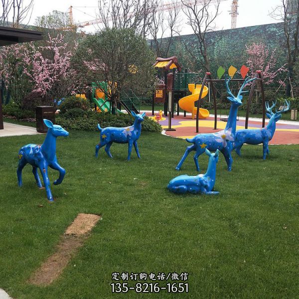 玻璃钢喷漆鹿雕塑，草坪上的蓝色梅花鹿