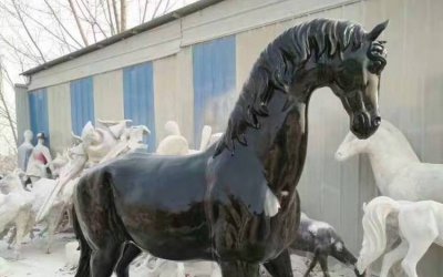 城市广场摆放着一座由玻璃钢材料制作的马动物雕塑，它…