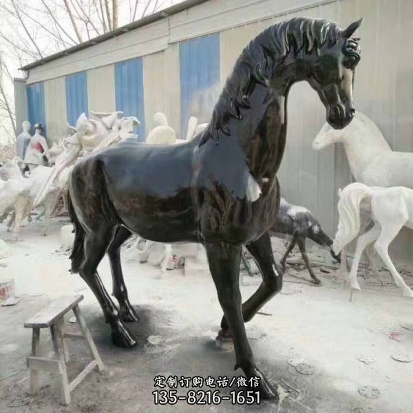 城市广场摆放着一座由玻璃钢材料制作的马动物雕塑，它…