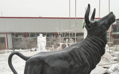 铜雕牛景观雕塑是由工厂精心设计制作的大型铜雕动物景…