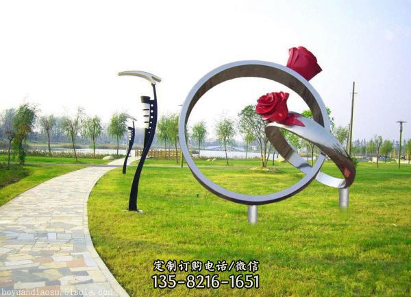 公园草地不锈钢圆环玫瑰戒指雕塑