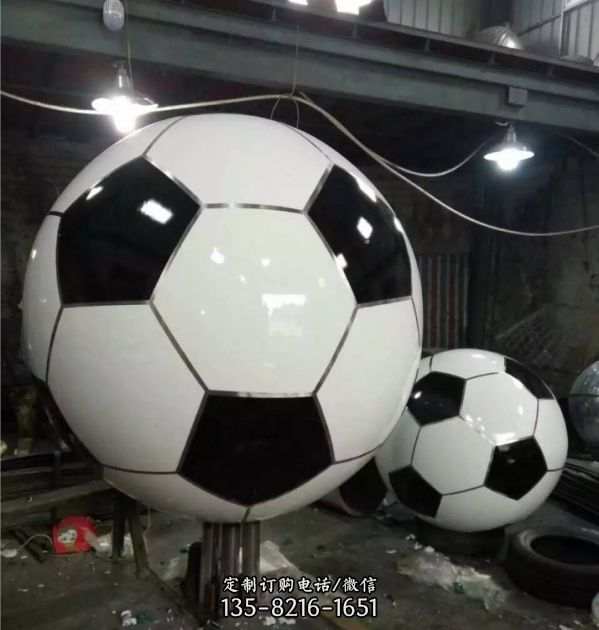 “运动热情激发雕塑”是一幅玻璃钢彩绘仿真足球模型，…