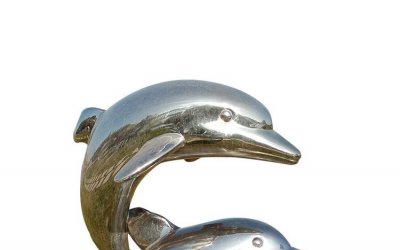 海豚环抱喷泉是一件由不锈钢制成的令人印象深刻的雕塑…