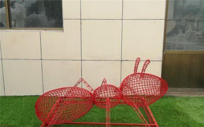 户外蚂蚁雕塑：抽象不锈钢金属网格装饰
