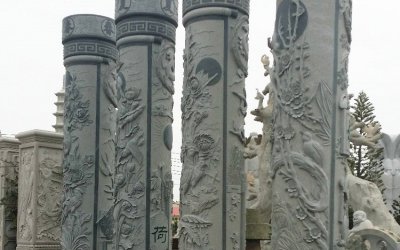 天然青石景观石柱是一件用天然青石雕刻出的梅兰竹菊图…