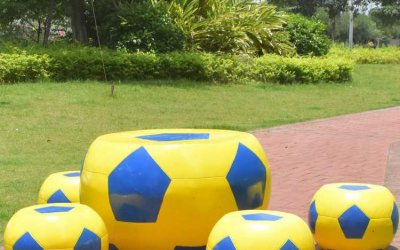 充满活力的幼儿园雕塑——“踢足球”