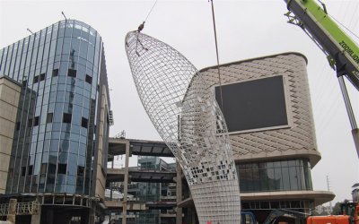 “城市广场不锈钢蝴蝶亮化雕塑镂空鲸鱼景观雕塑”是一…