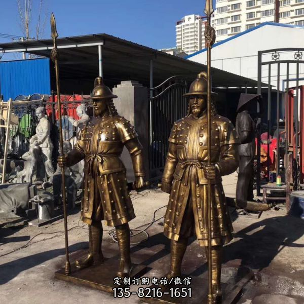 广场步行街上，每个角落都有一座民俗铸铜雕塑。它们不…