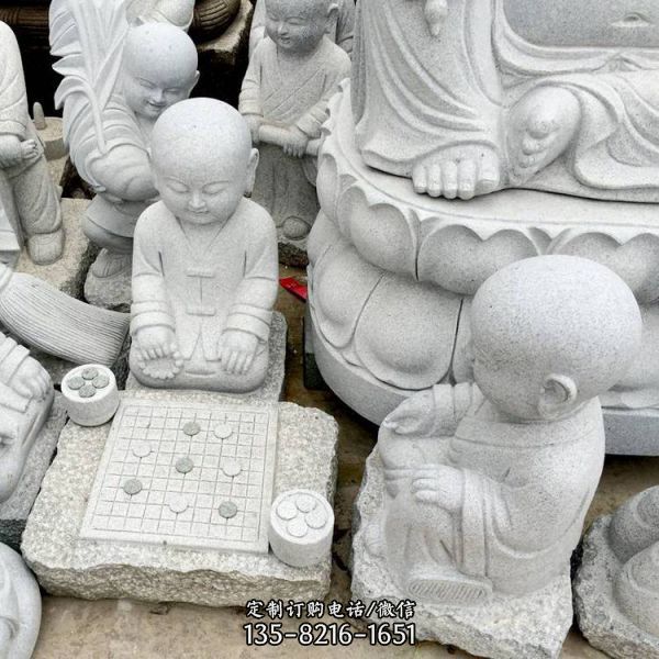 天然砂岩雕刻寺院小沙弥下棋人物景观雕塑