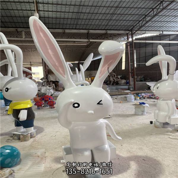 把商场店铺室内装饰中的玻璃钢抽象萌兔雕塑带给您，它…