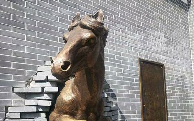 这座精美的马穿墙雕塑，由装饰玻璃钢仿铜制成，呈现出…
