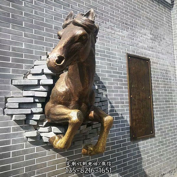 这座精美的马穿墙雕塑，由装饰玻璃钢仿铜制成，呈现出…