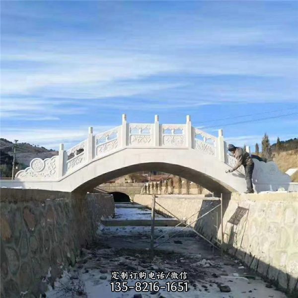  村庄河道摆放汉白玉浮雕中式仿古建筑石拱桥