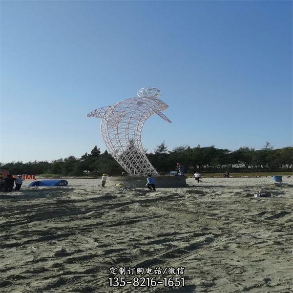 景区沙滩摆放不锈钢镂空海豚动物雕塑