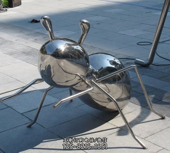精美蚂蚁雕塑，是一款优秀的不锈钢镜面蚂蚁雕塑，它具…