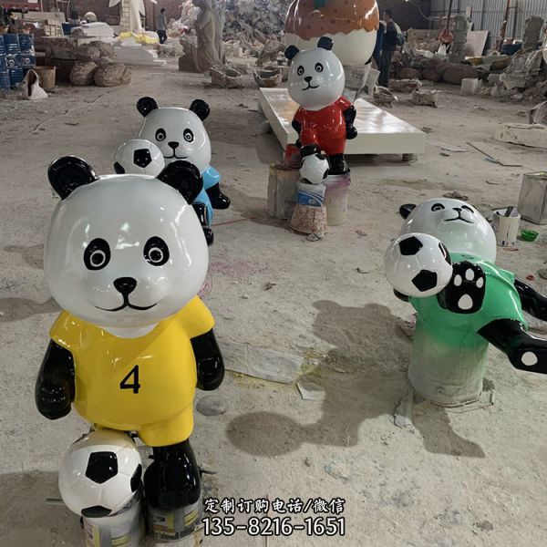 玻璃钢彩绘卡通踢足球熊猫动物雕塑 校园摆件（6）