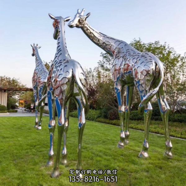 售楼部草地摆放大型不锈钢长颈鹿雕塑
