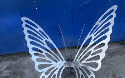 展现美丽之翼，精致不锈钢镂空蝴蝶景观雕塑
