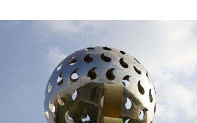 艺术感十足的城市街道创意镂空球雕塑