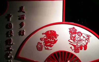 折扇雕塑：承载着中华民族的传统文化